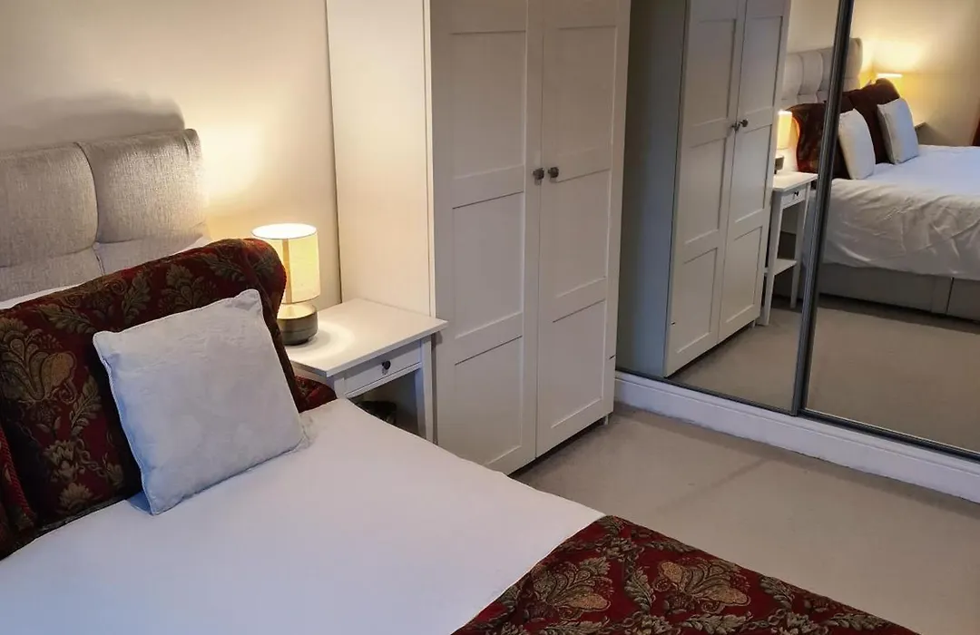Comfy Salford Apartment 2 Bed 2 Bath & Parking-1