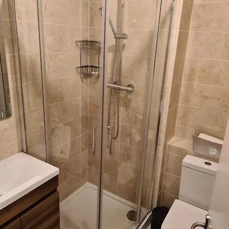 Comfy Salford Apartment 2 Bed 2 Bath & Parking-2