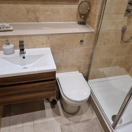 Comfy Salford Apartment 2 Bed 2 Bath & Parking-3
